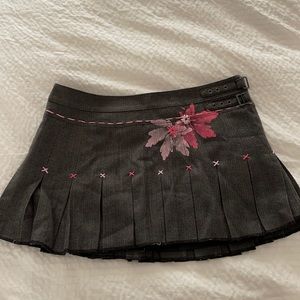 Size 7. Pleated mini skirt.